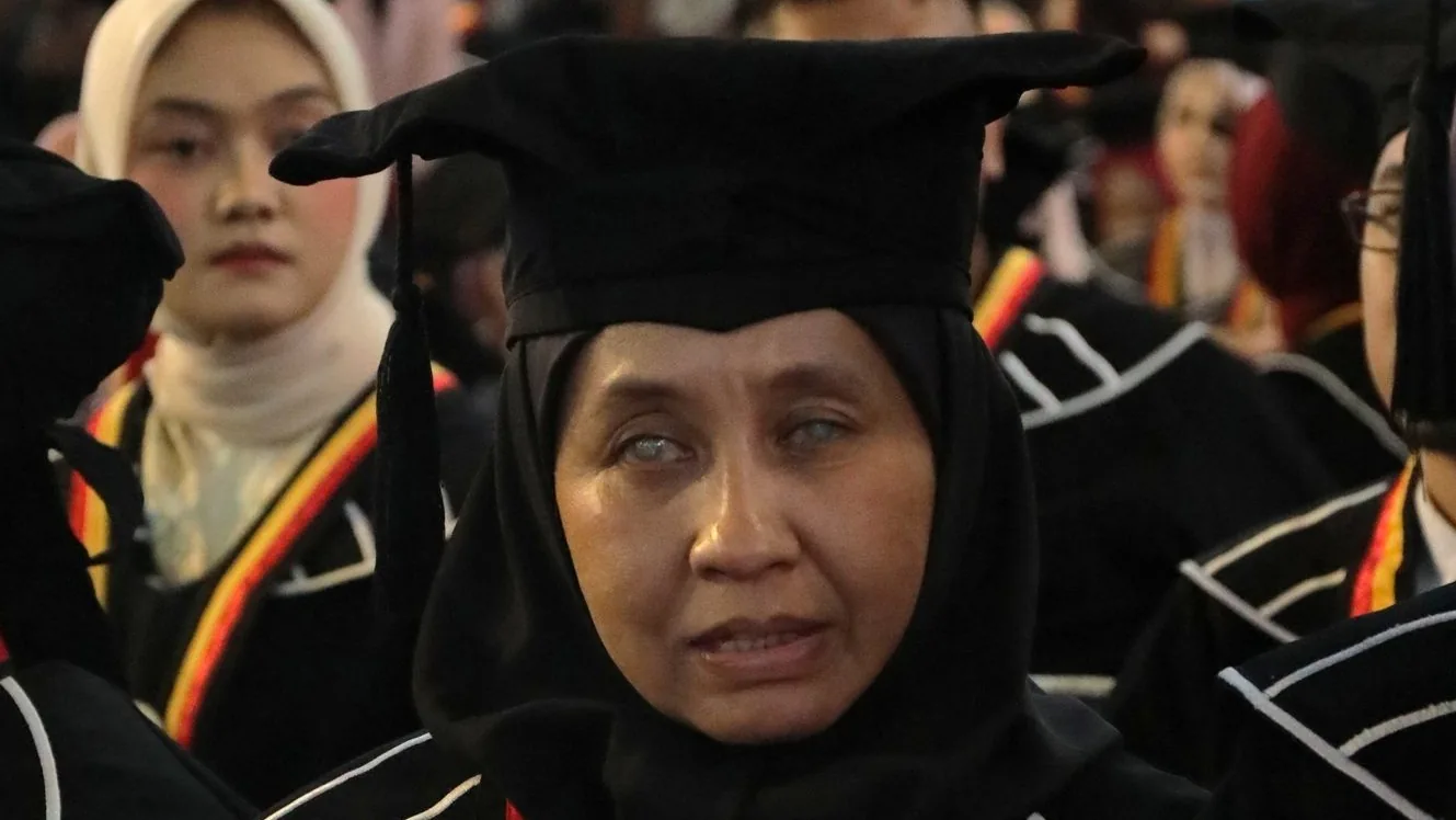 Thumbnail Ainun, Guru SLB Tunanetra yang Raih Gelar S2 Setelah 23 Tahun, Buktikan Pendidikan Tak Kenal Batas