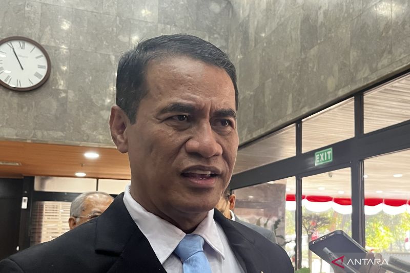 Andi Amran Sulaiman saat menanggapi pertanyaan awak media di Kantor Kementerian Pertanian (Kementan) RI Jakarta, Kamis (7/8/2025). (ANTARA/Arnidhya Nur Zhafira)