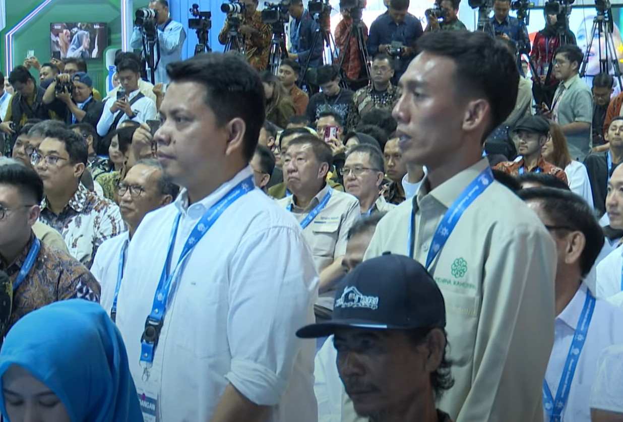 Angga dan Wawan berdiri saat disapa dan diberi hormat oleh Presiden Prabowo Subianto di Cileungsi, Bogor, Jawa Barat, Senin (29/9/2025). Foto: Sekretariat Presiden