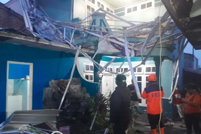 Thumbnail Angin Kencang Robohkan Klinik di Cirebon, Pasien Tertimpa Baja Ringan