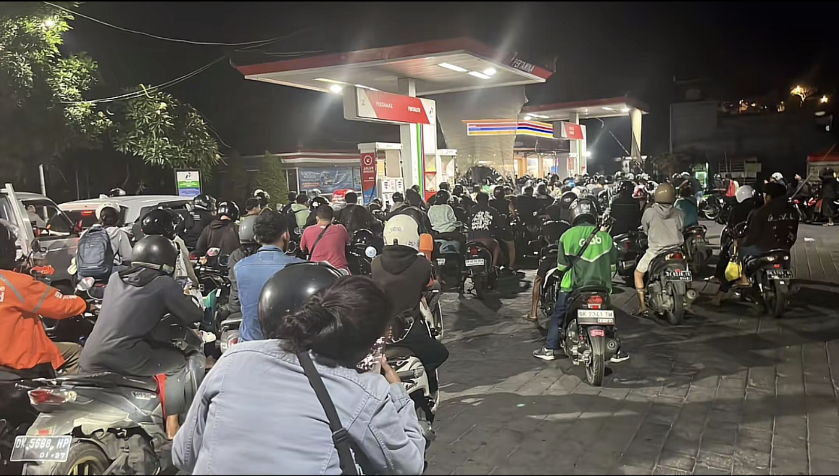 Thumbnail Krisis Pasokan BBM di Bali, Antrean Kendaraan Padati Sejumlah SPBU