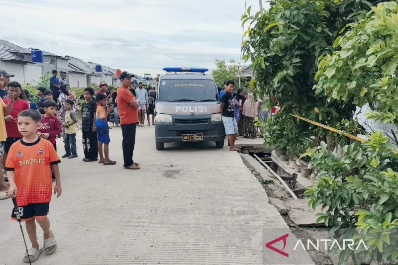 Polisi mengusut kejadian mortir meledak di Kampung Ujung Harapan, Kelurahan Bahagia, Kecamatan Babelan, Kabupaten Bekasi, Senin.ANTARA/Pradita Kurniawan Syah.