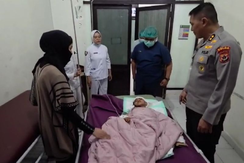 Seorang balita mendapat penanganan khusus di RS Bhayangkara, Jayapura, karena sempat mengalami hipotermia setelah terjadinya kerusuhan di Elelim, Kabupaten Yalimo, Selasa (16/9/2025). (ANTARA/HO/Humas Polda Papua)
