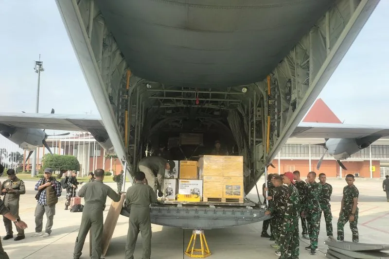 Pesawat angkut Hercules TNI AU mengangkut bantuan logistik untuk korban banjir di kawasan Sumatera di lanud Halim Perdanakusuma, Jakarta Timur, Jumat (28/11/2025) Foto: ANTARA/Walda Marison