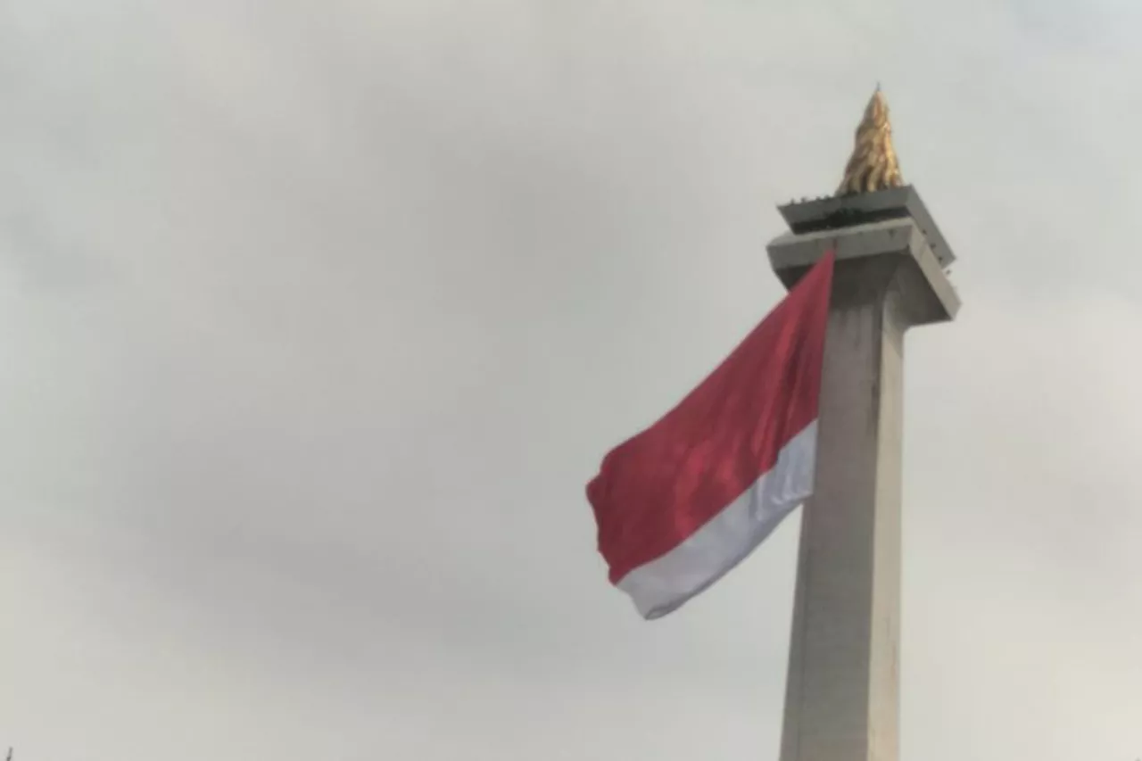 Bendera Raksasa di Monas Robek, TNI Akui Bahannya Jelek