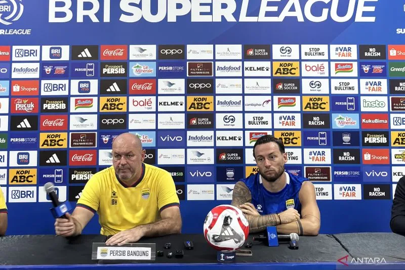 Pelatih Persib Bandung Bojan Hodak dan Kapten Persib Bandung Marc Klok saat memberikan keterangan di Kota Bandung, Jawa Barat, Sabtu (10/1/2026). ANTARA/Rubby Jovan