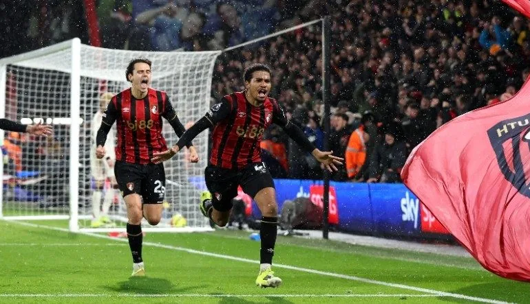 Thumbnail Bournemouth Taklukkan Liverpool 3-2, Van Dijk Salahkan Angin