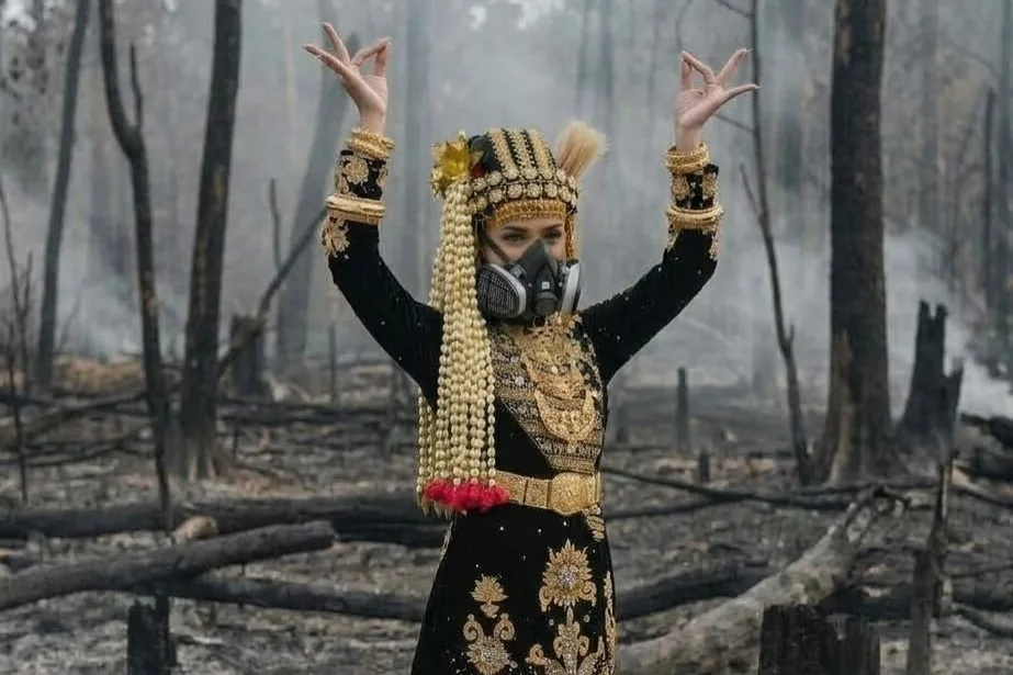 Saat Hutan Membara, Busana Adat Justru Menjadi Alarm untuk Penguasa