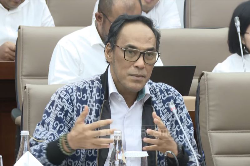 Direktur Utama Antam Achmad Ardianto dalam Rapat Dengar Pendapat (RDP) dengan Komisi VI DPR di Senayan, Jakarta, Senin (29/9/2025). Foto: TV Parlemen