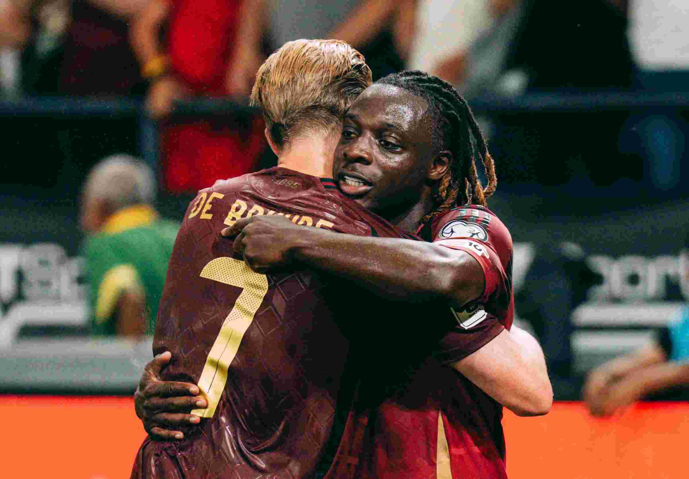 Jeremy Doku dan Kevin De Bruyne mencetak 2 gol saat Belgia melumat Kazakhstan dengan skor 6-0 di Stadion Lotto Park, Anderlecht, Senin. Foto: X.com/@BelgianRedDevils