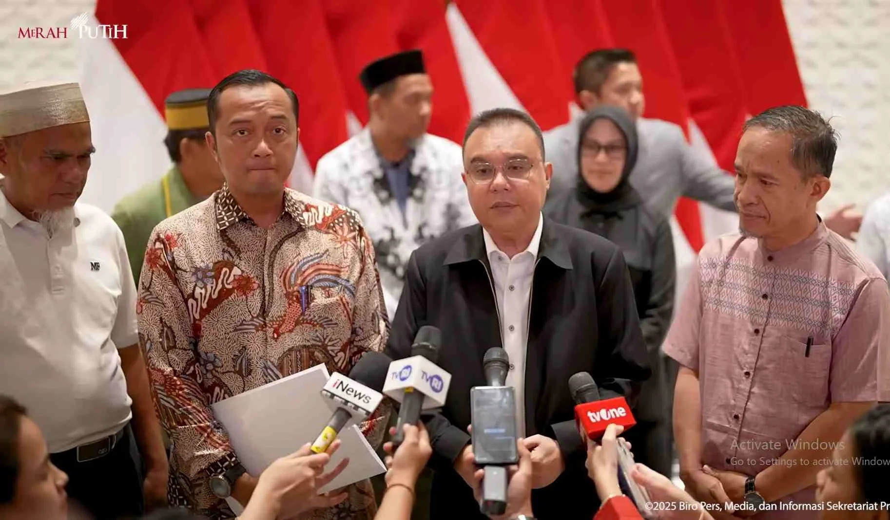 Prabowo Berikan Rehabilitasi 2 Guru asal Luwu yang Dipecat usai Bantu Honorer