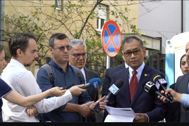Duta Besar RI untuk Rumania dan Moldova, Meidyatama Suryodiningrat, berbicara kepada wartawan di Bucharest. (ANTARA/HO-KBRI Bucharest)