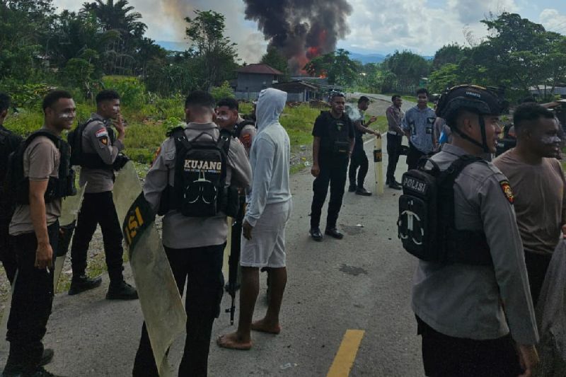Kerusuhan di Elelim, Kabupaten Yalimo,Papua Pegunungan, Selasa (16/9). (ANTARA/HO-Humas Polda Papua)