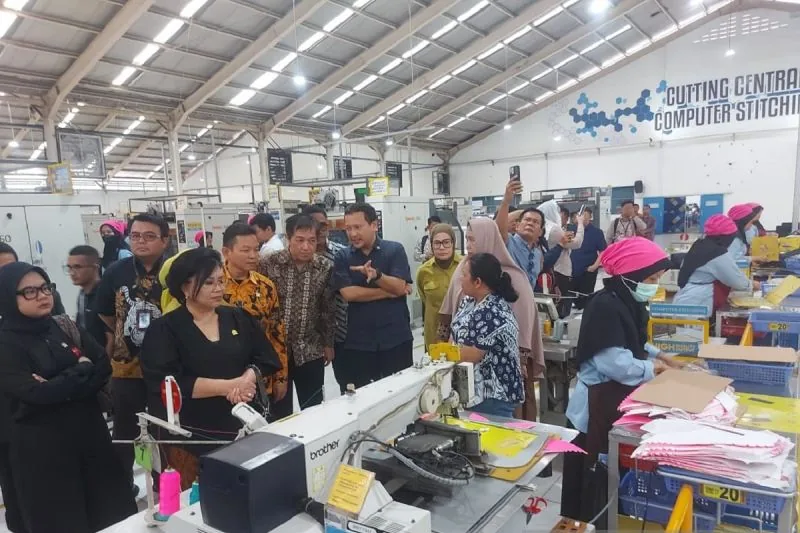 Evita Nursanty (kedua dari krii) saat melakukan kunjungan kerja ke industri alas kaki PT Panarub Industry di Kota Tangerang Banten, Jumat. ANTARA/Irfan