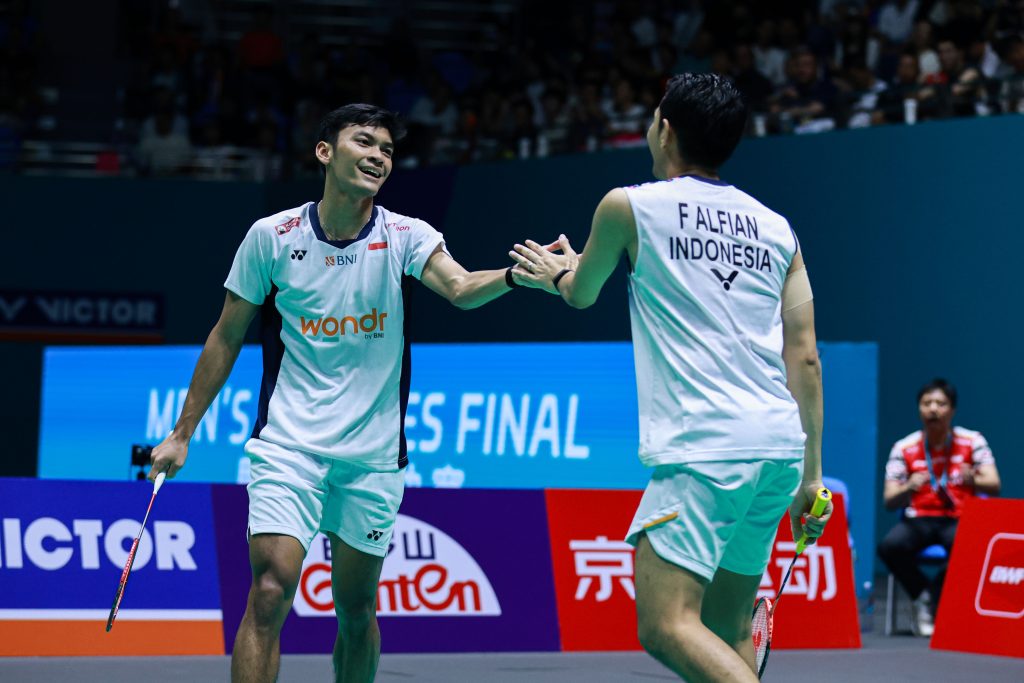 Ganda putra Indonesia Fajar Alfian/Muhammad Shohibul Fikri mengalahkan Aaron Chia/Soh Wooi Yik (2/Malaysia) 21-15, 21-14 di China Open, Minggu (27/7/2025). Foto: PBSI
