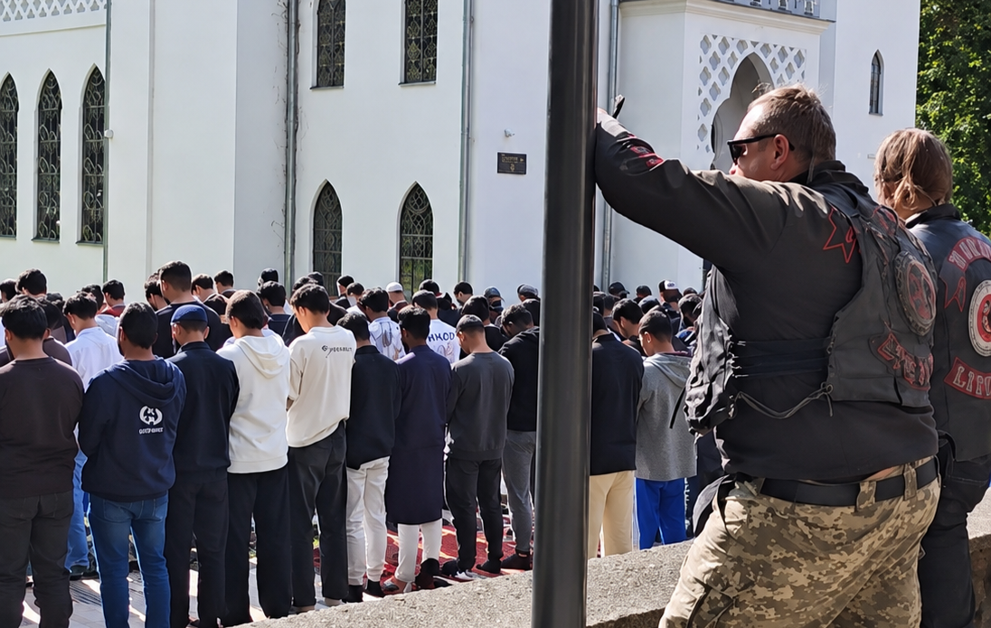 Jemaah Muslim di Lithuania Diganggu Geng Motor Saat Shalat Jumat, Kepala Babi Diacungkan di Depan Masjid