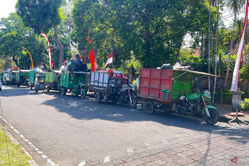 Aksi petugas kebersihan meninggalkan puluhan motor gerobak sampah di depan Kantor Gubernur Bali di Denpasar, Senin 4/8/2025. ANTARA/Ni Putu Putri Muliantari