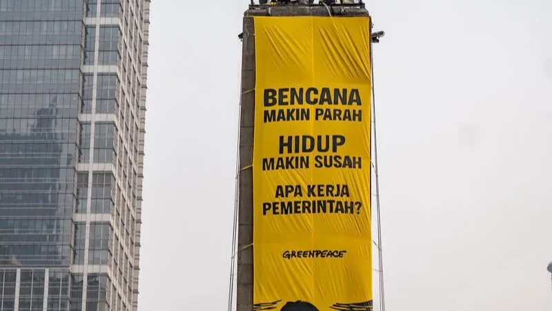Thumbnail Enam Aktivis Greenpeace Dievakuasi dari Bundaran HI, Ini Pesan yang Mereka Sampaikan
