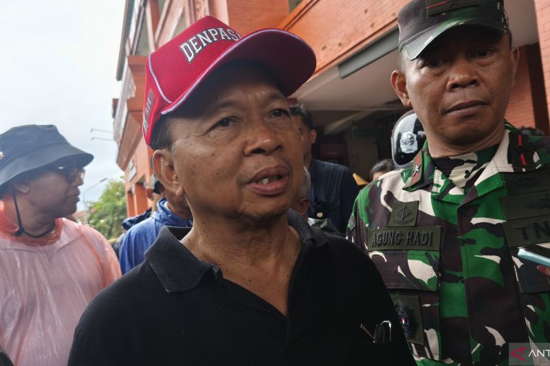 Gubernur Bali Wayan Koster meninjau Pasar Badung dan Tukad Badung saat banjir di Denpasar, Bali, Rabu (10/9/2025O. Foto: ANTARA/Ni Putu Putri Muliantari