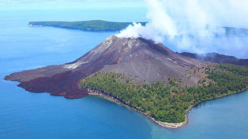 Badan Geologi Pastikan Video Erupsi Gunung Anak Krakatau dari Atas Kapal adalah Hoaks, Radius Bahaya Tetap 3 Kilometer