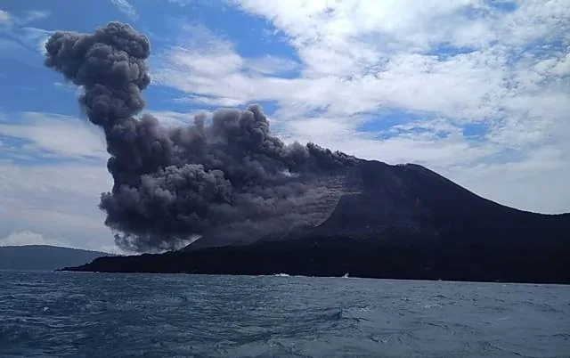 BNPB Siapkan Modifikasi Cuaca untuk Luruhkan Abu Gunung Anak Krakatau