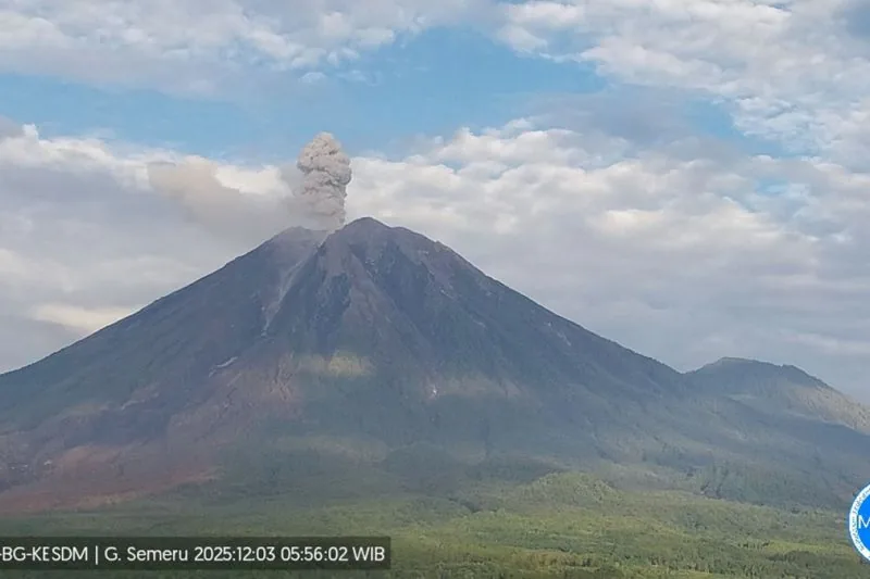 Gunung Semeru Erupsi 16 Kali, Kolom Abu Capai 1.000 Meter dari Puncak