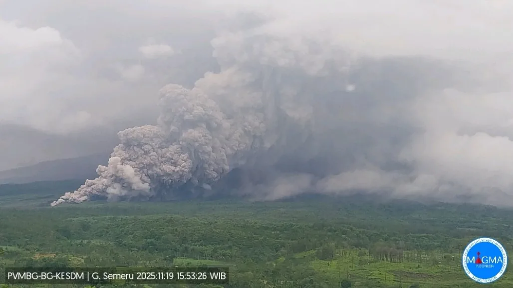 Thumbnail Gunung Semeru Erupsi Besar Rabu, Awan Panas Meluncur 7 Km