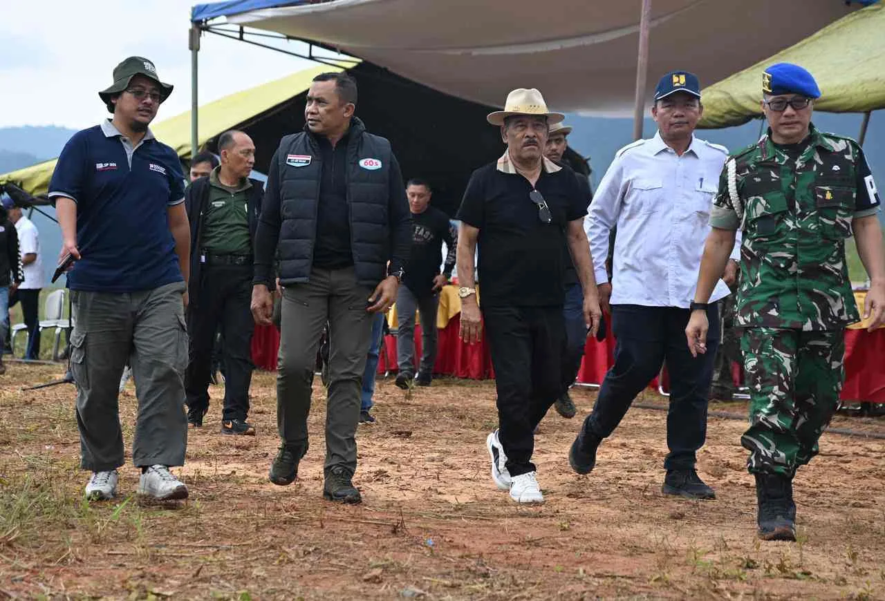 Haji Umuh, Manager Persib Bandung, dan Letjen Mohamad Hasan, Komandan Kodiklat TNI AD, mengikuti kegiatan Pemulihan Ekologi Jatigede di Waduk Jatigede, Sumedang, Kamis (22/1/2026). Foto: RIMBA