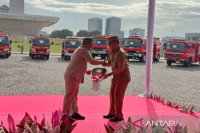 Pemprov Jakarta Hibahkan 14 Mobil Damkar untuk 14 Daerah di Indonesia