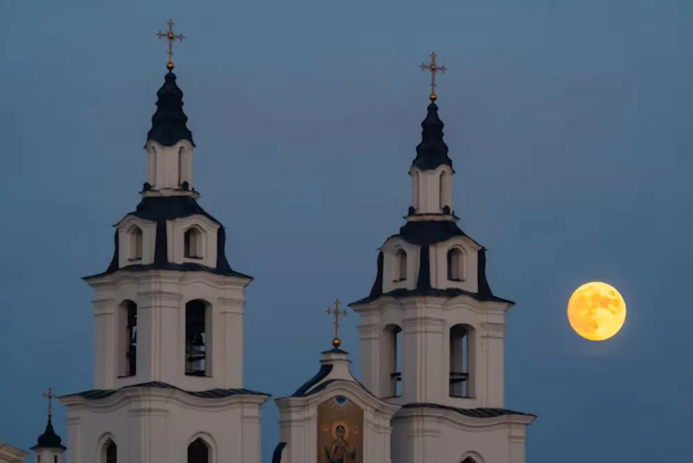 Fenomena Pink Moon Hiasi Langit Indonesia 1-2 April, Tanda Paskah Tiba, Jangan Lewatkan!
