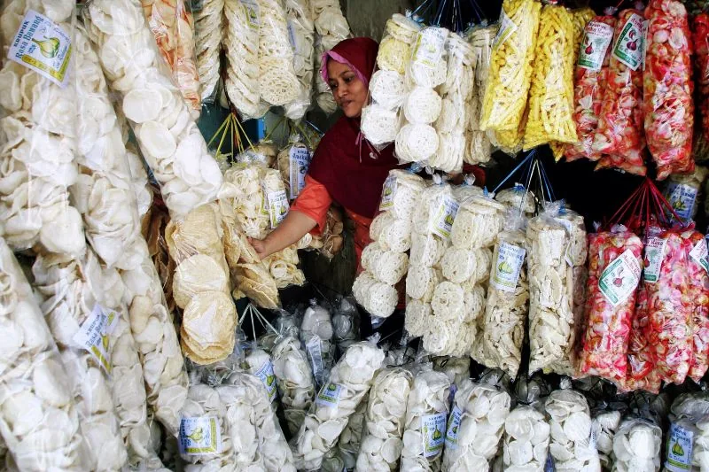Pedagang Kerupuk Menjerit! Diterjang Harga Minyak Goreng Rp23 Ribu dan Plastik Rp50 Ribu