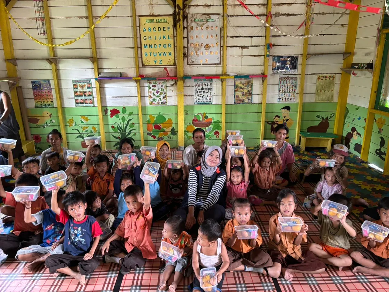 Asuransi Jasindo menghadirkan akses pendidikan layak bagi warga di Pulai Siberut, Kepulauan Mentawai, Sumatra Barat. Foto: Jasindo