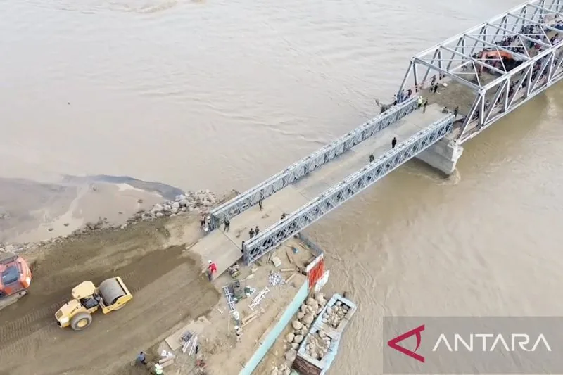Pembangunan jembatan bailey di wilayah terdampak bencana. ANTARA/HO-Bakom RI
