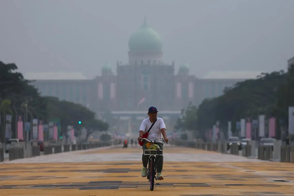 Thumbnail Asap Karhutla Kalimantan dan Sumatra Selimuti Singapura dan Malaysia, Sekolah Ditutup