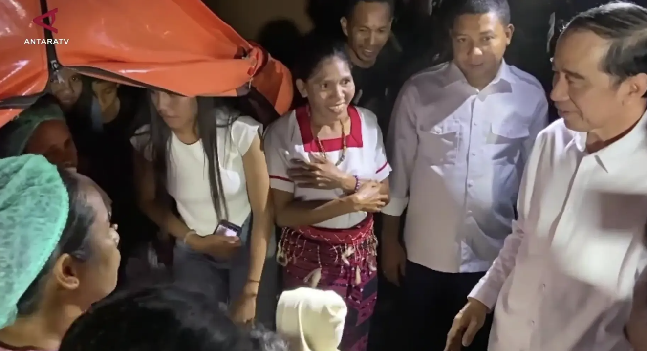 Thumbnail Datang ke Lokasi Gempa NTT, Jokowi Bermalam Bareng Warga di Tenda Pengungsian