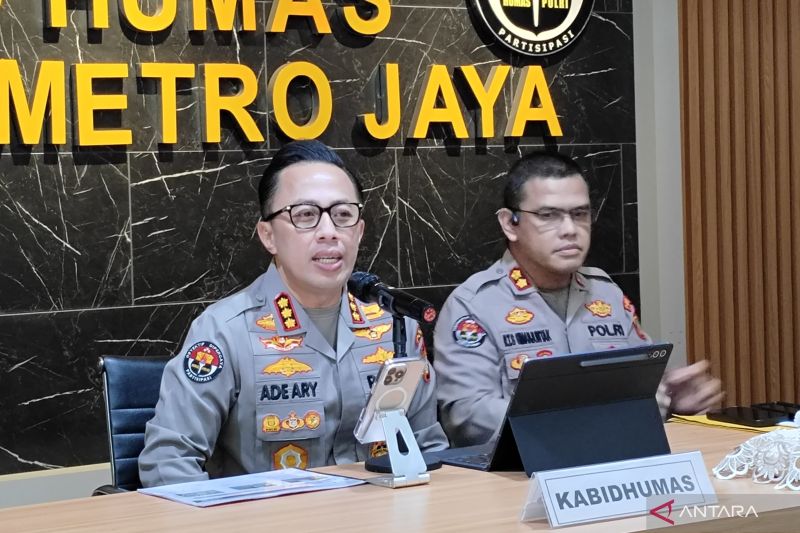 Kabid Humas Polda Metro Jaya, Kombes Pol Ade Ary Syam Indradi saat konferensi pers di Jakarta, Kamis (24/7/2025). ANTARA/Ilham Kausar