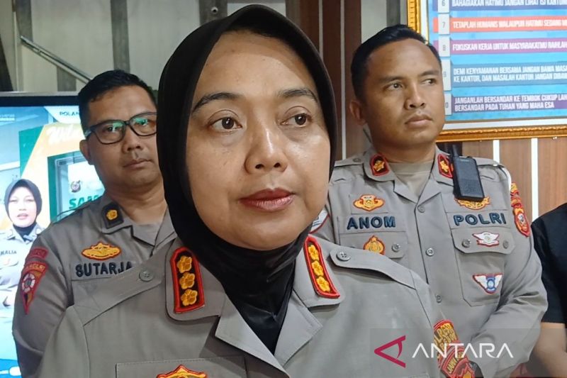 Kapolresta Kombes Pol Sumarni (tengah) memberikan keterangan di Cirebon, Jawa Barat, Senin (6/10/2025). ANTARA/Fathnur Rohman
