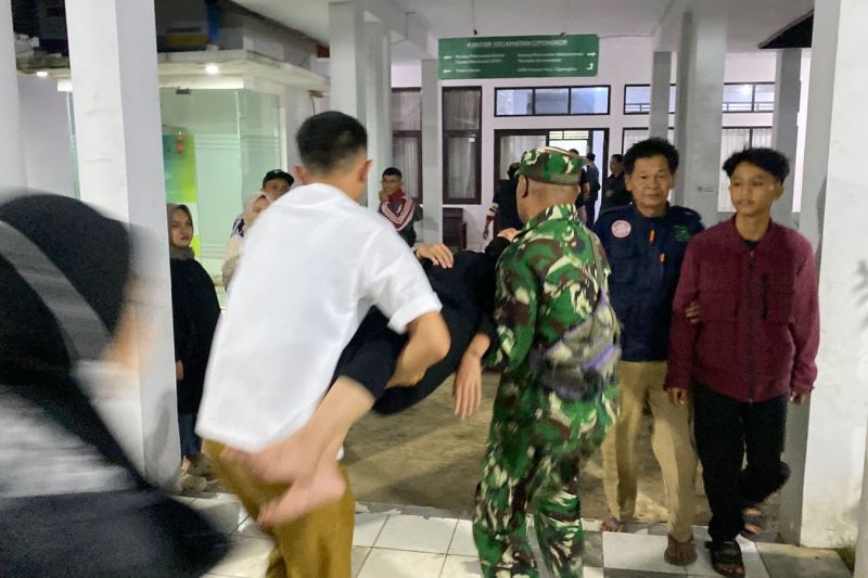 Petugas saat melakukan evakuasi terhadap para siswa yang mengalami keracunan ke Rumah Sakit Cililin, Kabupaten Bandung Barat, Jawa Barat, Senin (22/9/2025). ANTARA/HO-Dinkes Kabupaten Bandung Barat