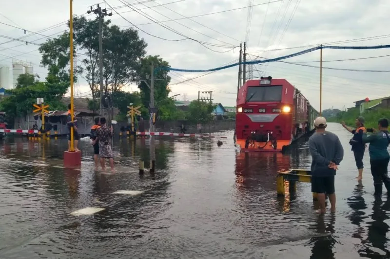 Banjir Semarang, Perjalanan Kereta Api ke Jatim Terganggu