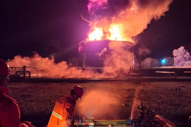 Kebakaran Tangki Kondensat PGE Belum Padam hingga Selasa Malam