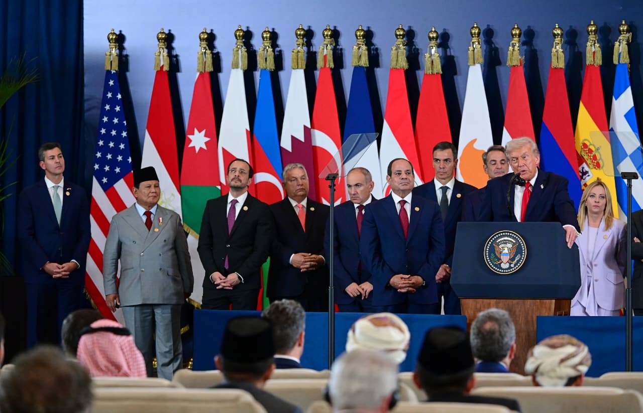 Presiden AS, Donald Trump, menjadi pembicara utama dalam KTT Perdamaian Timur Tengah di Mesir, Senin (13/10/2025). Foto: BPMI Setpres