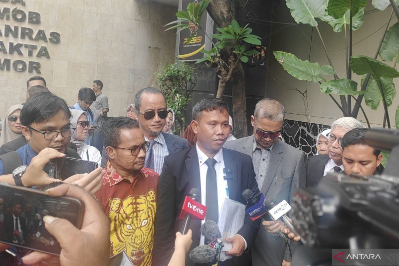 Kuasa Hukum Roy Suryo, Ahmad Khozinudin saat ditemui di Polda Metro Jaya, Senin (11/8/2025). ANTARA/Ilham Kausar