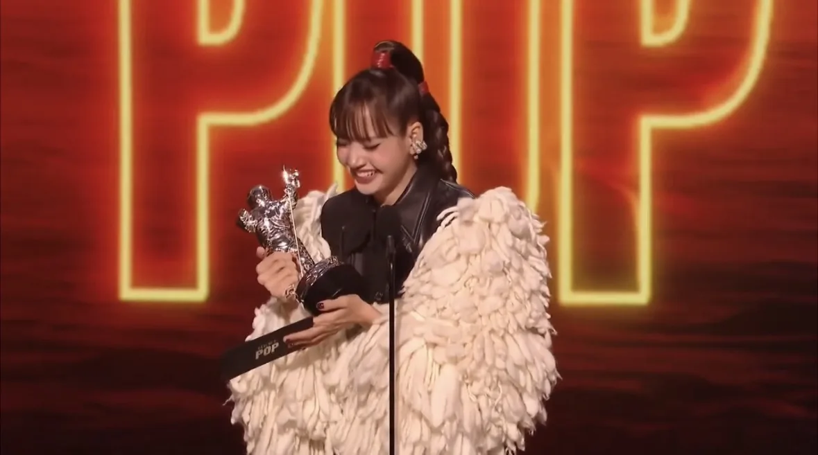 Lisa BLACKPINK Jadi Solois Asia Pertama yang Menang Best Pop di VMA 2026