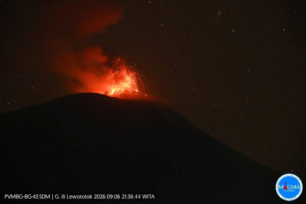 Bukan Cuma Anak Krakatau, Gunung Ili Lewotolok juga Erupsi Malam Tadi