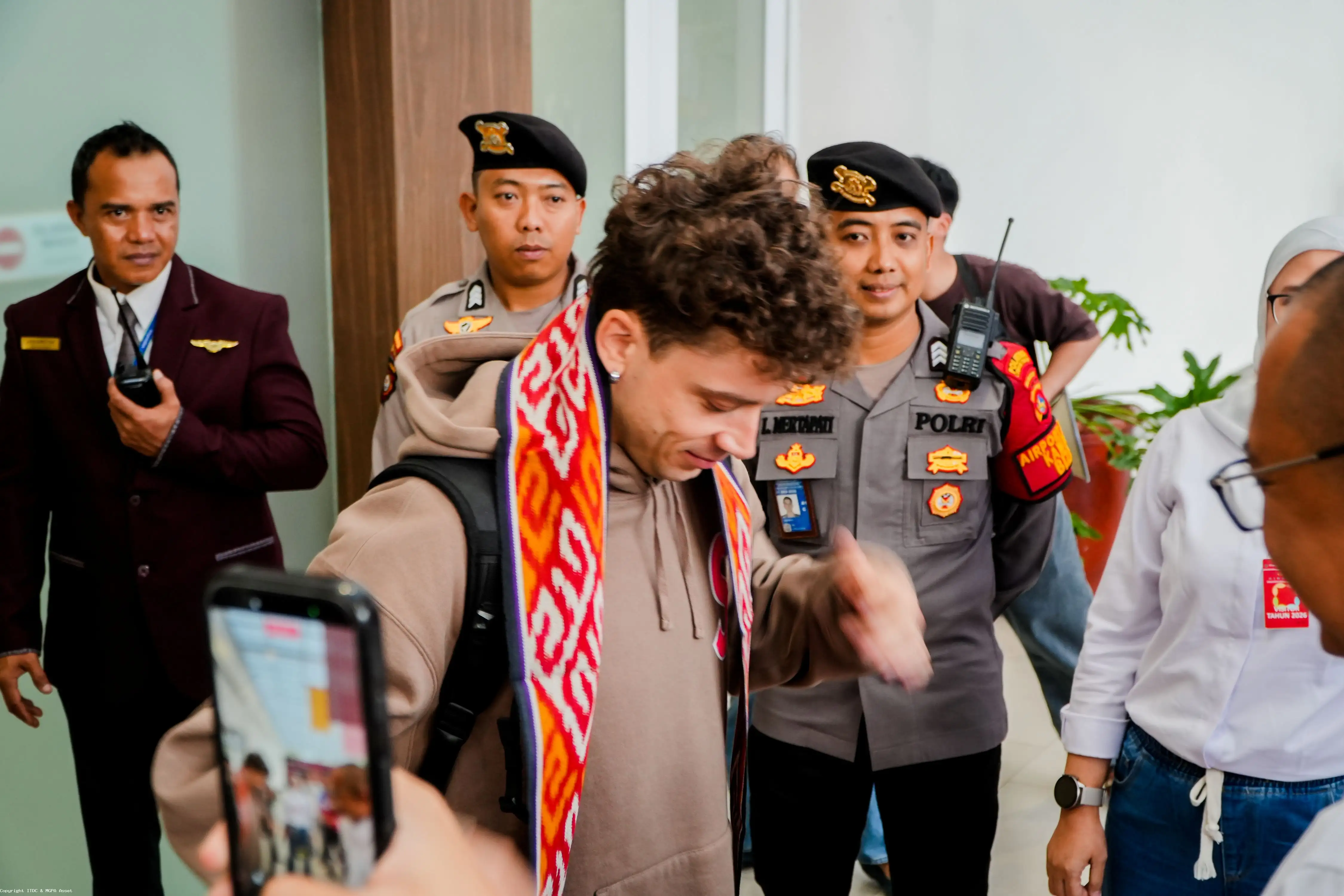 Marco Bezzecchi, pembalap Aprilia, juga sudah mendarat di Bandara Internasional Lombok, Senin (5/10/2026). Foto: MGPA