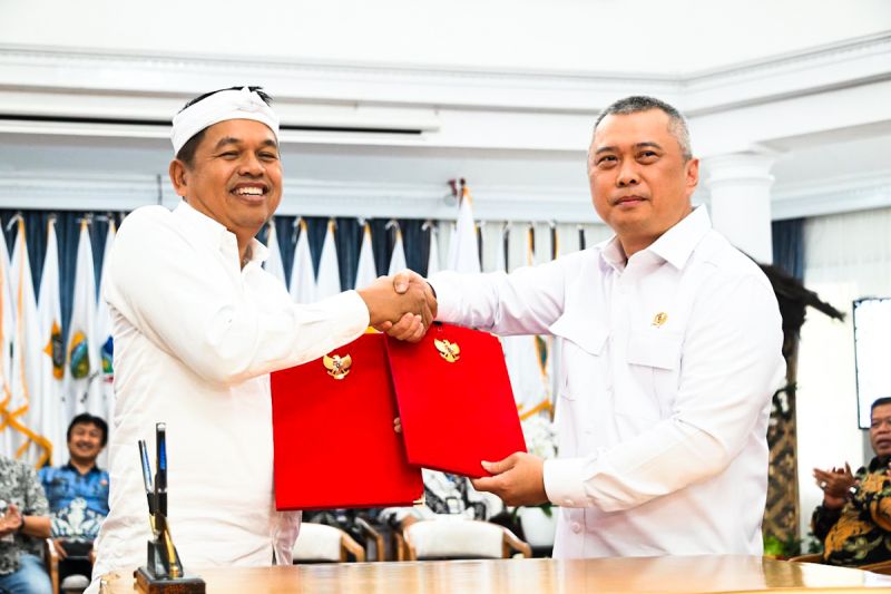 Menteri Perhubungan Dudy Purwagandhi dan Gubernur Jawa Barat Dedi Mulyadi meneken Nota Kesepakatan Pengembangan Transportasi di Jawa Barat, di Bandung, Jumat (10/10/2025). Foto: Humas Kemenhub