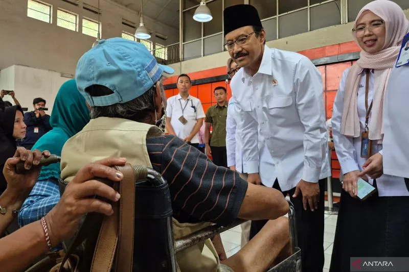 Menteri Sosial Saifullah Yusuf menyapa salah seorang lansia penerima BLTS Kesra di Kantor Pos Jatinegara, Jakarta Timur, Rabu (10/12/2025). ANTARA/Sean Filo Muhamad