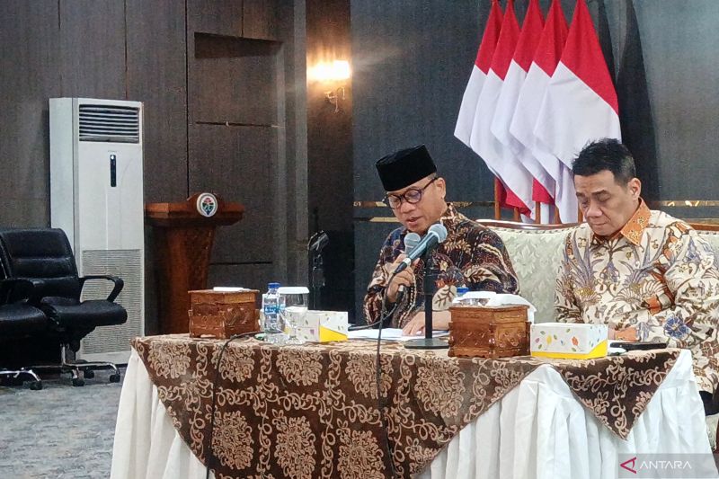Menteri Desa dan Pembangunan Daerah Tertinggal (Mendes PDT) Yandri Susanto dalam konferensi pers di Kantor Kemendes PDT, Jakarta, Rabu (13/8/2025). ANTARA/Tri Meilani Ameliya.