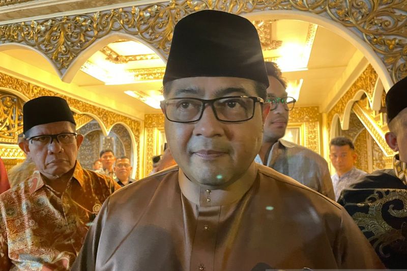 Menteri Ekonomi Kreatif (Menekraf) Teuku Riefky Harsya diwawancarai saat kunjungan kerja ke Kota Padang, Sumatera Barat, Sabtu (9/8/2025). Antara/Halbert