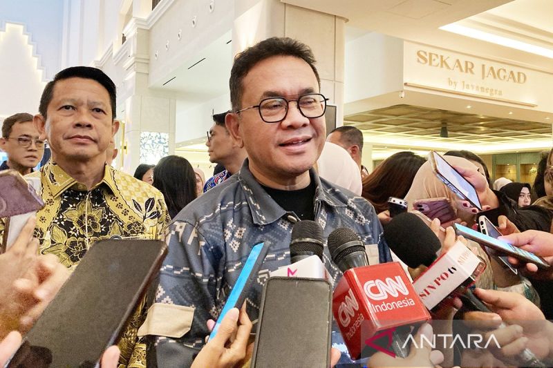 Menteri Perdagangan Budi Santoso dalam wawancara cegat usai kegiatan peluncuran Jakarta Muslim Fashion Week 2026 di Jakarta, Selasa (12/8/2025). ANTARA/Imamatul Silfia/aa.